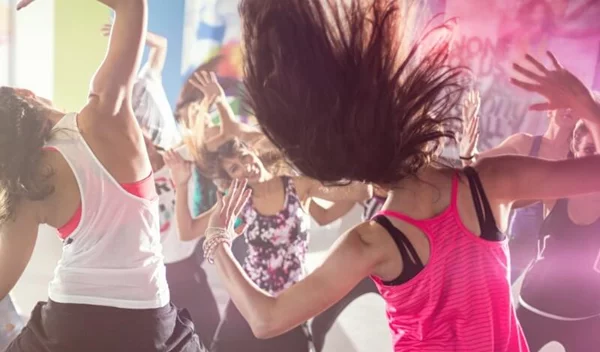 Δοκίμασες Zumba; Οι βασικές ασκήσεις για να καις λίπος και να ξεκλειδώσεις το σώμα σου