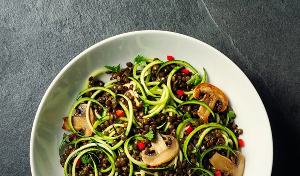 Νoodles έφτιαξες; Δοκίμασε τη vegan σαλάτα με «ζυμαρικά» από λαχανικά