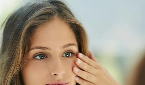 Μαύροι κύκλοι στα μάτια: Οι αιτίες, τι θα κάνεις μόνη σου και τι με το γιατρό σου