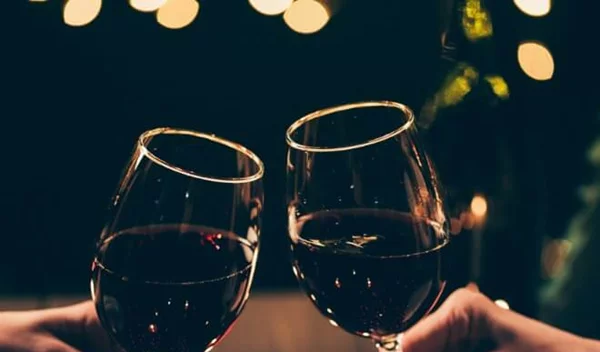 Lockdown: Μήπως σε οδηγεί σε μεγαλύτερη κατανάλωση αλκοόλ;