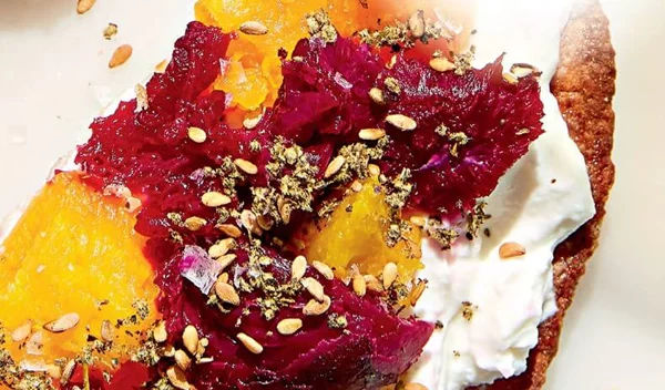 Με βάση το ψωμί: Γιαούρτι, λαχανικά, όσπρια, λίγο μέλι – οι πιθανοί συνδυασμοί επάνω σε μια αραβική πίτα ή σε πίτα για σουβλάκια