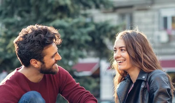 Είναι ειλικρινής; Σε συμπαθεί; Ενδιαφέρεται; Τα δείχνει όλα η γλώσσα του σώματος