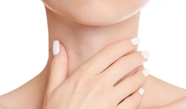 Τρόποι για να ανακουφιστείς από τον πονόλαιμο του καλοκαιριού