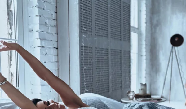 5 κινήσεις που πρέπει να κάνεις κάθε πρωί για να είσαι φρέσκια και γεμάτη ενέργεια!