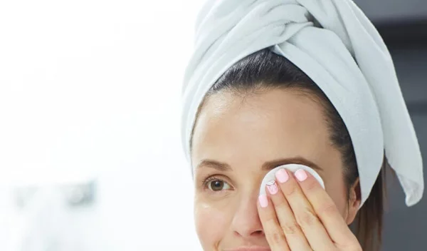 Γρήγορο πρωινό μακιγιάζ, εύκολο χτένισμα και μανικιούρ σε χρόνο dt; Τα τρικ της beauty guru!