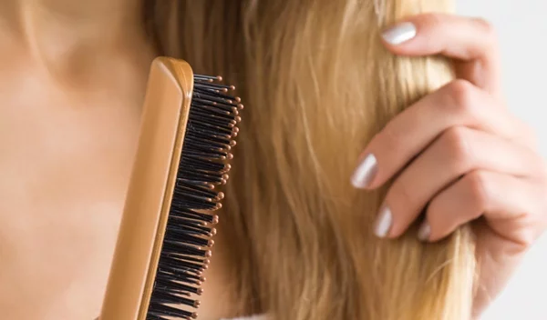 Τριχόπτωση από άγχος; Ο ειδικός εξηγεί πώς συνδέονται και τι πρέπει να κάνεις