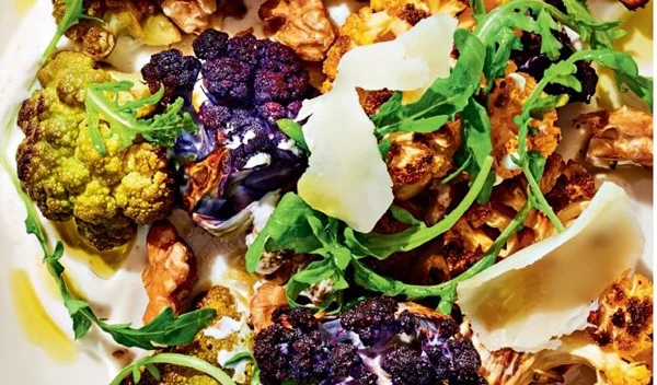 Υπέροχη σαλάτα με ψητό κουνουπίδι και καρύδια με σος γιαούρτι και κύμινο