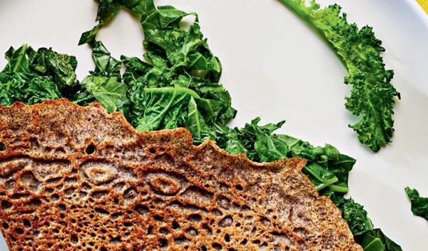 Κρέπες από φαγόπυρο με σοταρισμένα λαχανικά και σάλτσα romesco