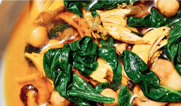 Κοτόσουπα με κρόκο Κοζάνης, σπανάκι και ρεβίθια (ίσως η πιο νόστιμη συνταγή για κοτόσουπα που έχεις δοκιμάσει!)