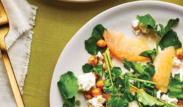 Σαλάτα με ρεβίθια: Η τέλεια ιδέα με νεροκάρδαμο, γκρέιπφρουτ και τραγανά ρεβίθια