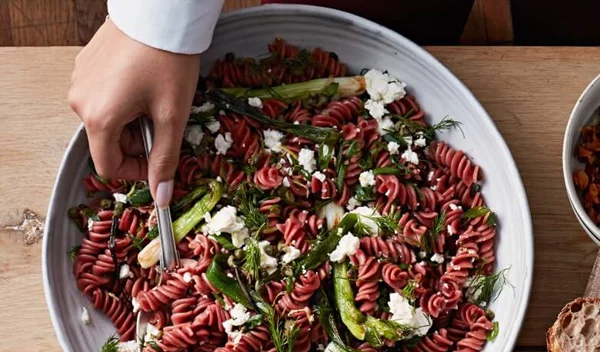 Βίδες από παντζάρια με φρέσκο κρεμμυδάκι, κάππαρη και φέτα