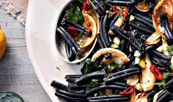 Ζυμαρικά με μελάνι σουπιάς, μάραθο, τσίλι και λεμόνι