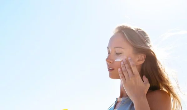 ΜΗΝ πιστεύεις αυτά για το αντηλιακό σου (και πώς θα διαλέξεις σωστά)