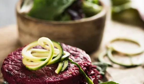 Χορτοφαγικά μπιφτέκια με παντζάρι και κινόα από τη διατροφολόγο Δέσποινα Μαρσέλου