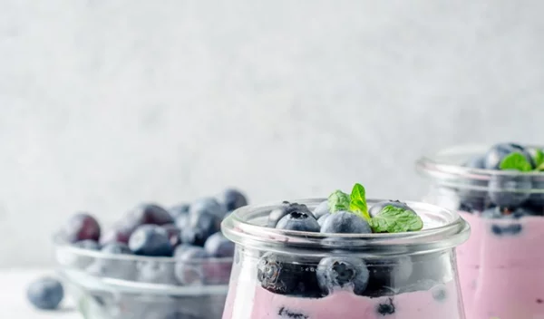 Παρφέ με γιαούρτι και μούρα (μόνο 176 θερμίδες)