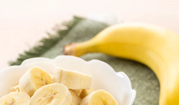 Ξηρή επιδερμίδα; Φτιάξε μία από αυτές τις εύκολες συνταγές για μάσκα προσώπου με μπανάνα