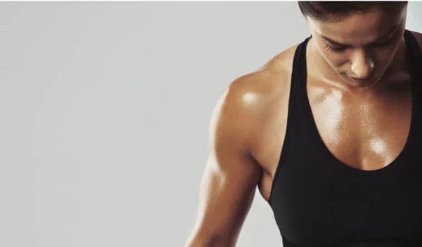 Βίντεο γυμναστικής: 6λεπτό πρόγραμμα ασκήσεων με μποξ στο σπίτι ή αλλιώς η καλύτερη αερόβια που θα κάνεις ποτέ!