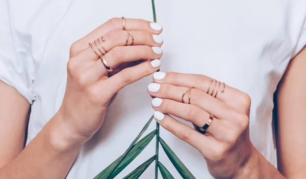 Τι χρώμα να βάψω τα νύχια μου; Κι άλλα tips για όμορφα χέρια