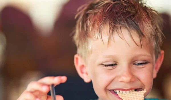 Τι να τρώνε τα παιδιά στις διακοπές; Οι υγιεινές επιλογές στο εστιατόριο ή την ταβέρνα και τι να αποφεύγεις