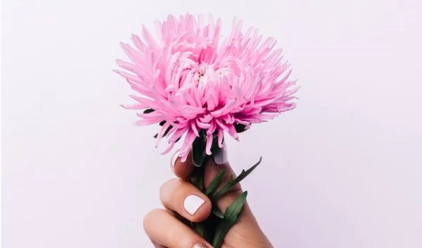 15 ανοιξιάτικα χρώματα στα νύχια που θα δούμε παντού φέτος