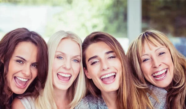 Γιατί παρουσιάζουν οι γυναίκες συχνότερα παρενέργειες των εμβολίων για τον κορονοϊό; Και ποια είναι τα καλά νέα;