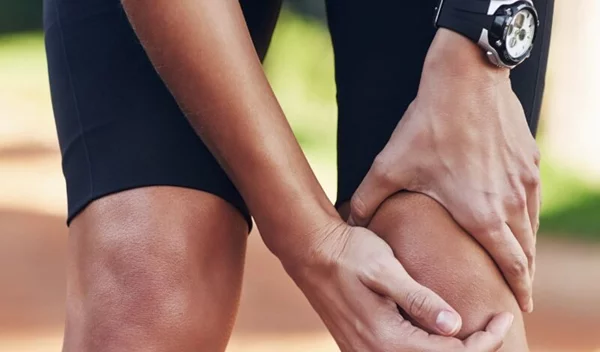 Πόνος στο γόνατο; Οι πιθανότερες αιτίες και τι πρέπει να κάνεις