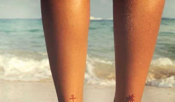 Νέο τατουάζ; Πώς θα φροντίσεις το δέρμα σου και πώς θα το προστατέψεις από τον ήλιο