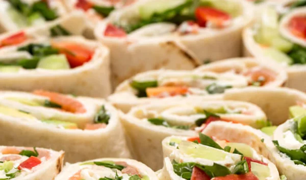 Τι να φάει το παιδί το βράδυ; Θρεπτικά ρολάκια με τορτίγιες