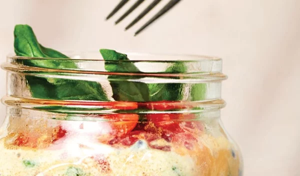 Ομελέτα με φέτα, ντομάτες και ελιές: Το τέλειο πρωινό της Κωνσταντίνας Μερκούρη φτιάχνεται σε βάζο!