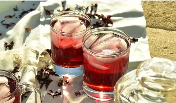 Κρύο τσάι από βότανα: 5 δροσιστικές επιλογές από την Κωνσταντίνα Μερκούρη