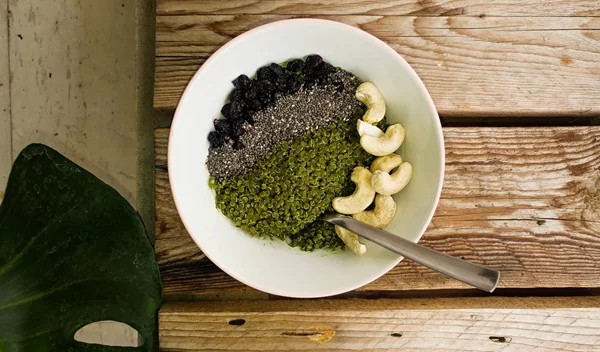 Υπερ-θρεπτικό πρωινό με κινόα, chia, μαύρες σταφίδες, ξηρούς καρπούς και matcha: Να τι τρώει το πρωί η nutrition editor του SHAPE