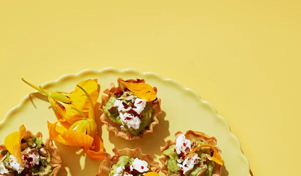 Τραγανές τάρτες με αβοκάντο και νεροκάρδαμο: Βάλε τα βρώσιμα λουλούδια στο πιο αγαπημένο γλυκό