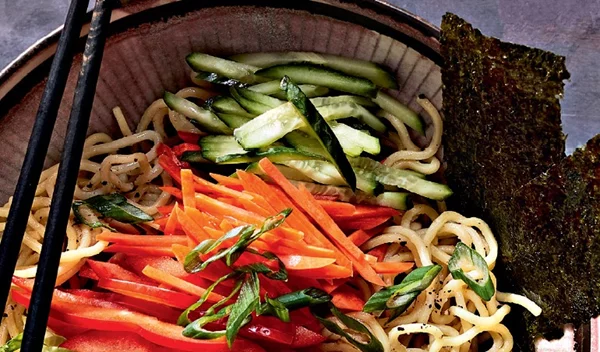 Πώς θα φτιάξεις το ιαπωνικό χορτοφαγικό mazemen με ό,τι έχεις στο ψυγείο σου!