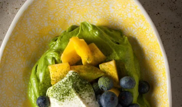 Smoothie bowl με αβοκάντο - σπανάκι: Η συνταγή της chef για ενέργεια όλη μέρα