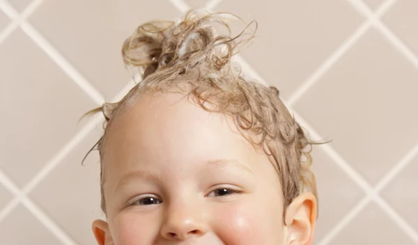 Πώς να λούζω σωστά τα μαλλιά του παιδιού μου; Να του βάζω μαλακτική κρέμα;