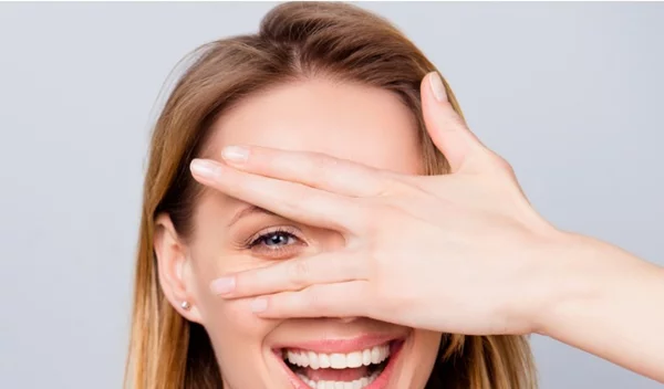 Έχεις φαγούρα στα μάτια; Πώς θα ανακουφιστείς και πώς δεν θα έχεις πια κόκκινα μάτια