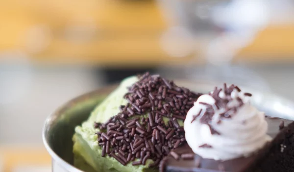 Brownies με τσάι matcha, χουρμάδες και χαρούπι: Τέλεια και ελαφριά συνταγή για το αγαπημένο γλυκό