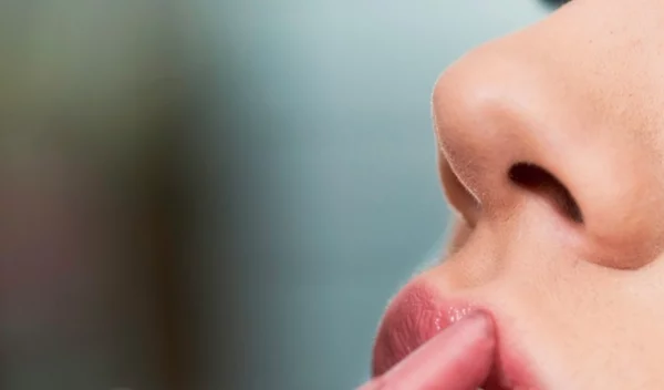 Πώς θα κάνω το κραγιόν μου ματ; Χρειάζεσαι μόνο αυτό το εύκολο κόλπο