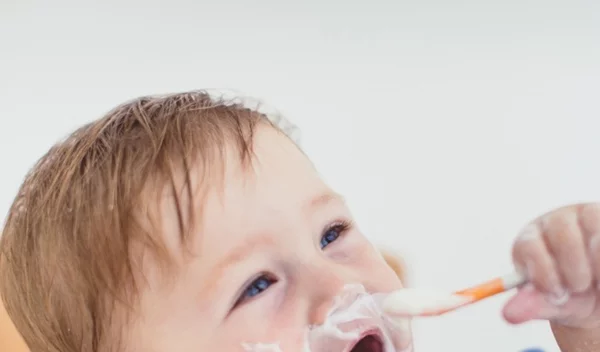 Η διατροφή του μωρού τον 1ο χρόνο: Οι αναθεωρημένες επίσημες συστάσεις από Υπουργείο Υγείας