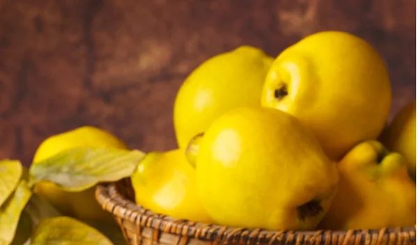 Τι οφέλη έχουν τα κυδώνια και πώς θα τα φας; Η εποχή τους μόλις ξεκίνησε