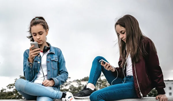 Εφηβεία και εθισμοί: Ποια συμπτώματα συμπεριφοράς στους έφηβους φανερώνουν πιθανούν εθισμούς; Η ψυχολόγος απαντά