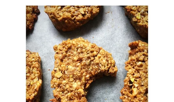 Συνταγές για μπισκότα με ταχίνι και χαρουπάλευρο και μπισκότα digestive χωρίς ζάχαρη από τη διαιτολόγο Κλειώ Δημητριάδου