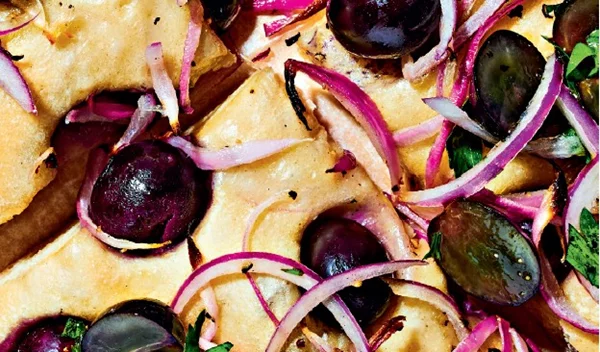 Φοκάτσια με κρεμμύδι και σταφύλι: Η συνταγή που συνδυάζει έντονες και γλυκές γεύσεις!