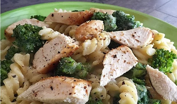 Φουσίλι με κοτόπουλο, μπρόκολο και σάλτσα αλφρέντο light από το διατροφολόγο Μάνο Δημητρούλη