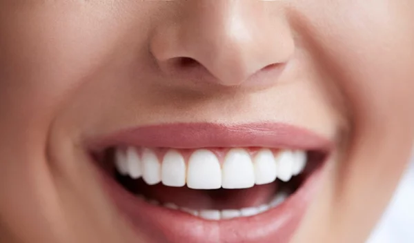 Λευκά δόντια με φυσικό τρόπο; Μπανανόφλουδα (πώς θα το κάνω;)