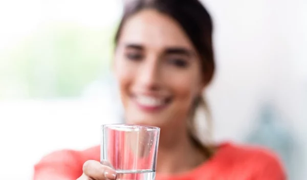 Πώς σταματάει ο λόξυγκας; 10 τρόποι να το σταματήσεις άμεσα