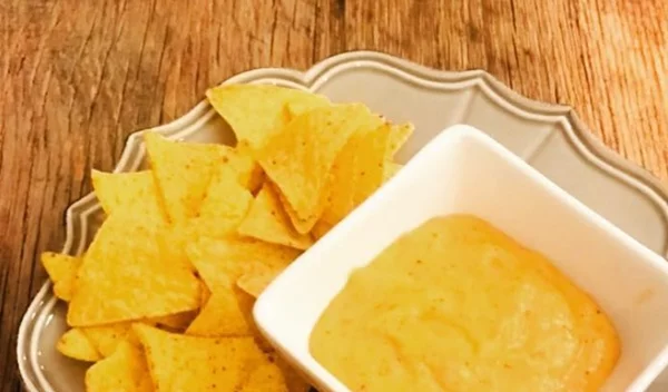 Υγιεινά νάτσος με τυρί; Δύο vegan εκδοχές με λαχανικά για ένα απρόσμενα υγιεινό αποτέλεσμα