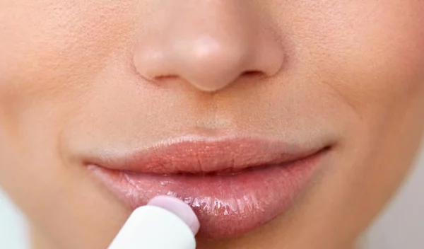 Οι top συμβουλές για την περιποίηση χειλιών το χειμώνα