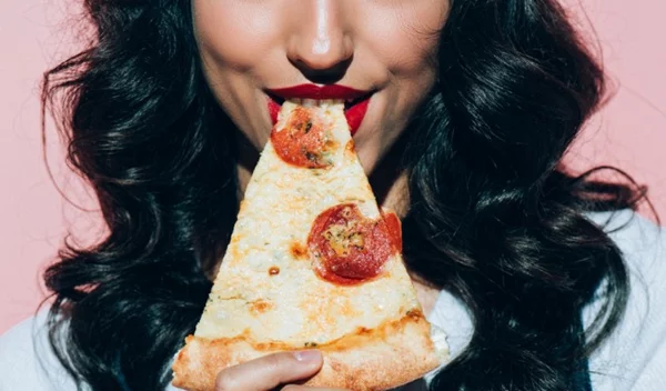 3 τρόποι για να μειώσεις τις θερμίδες που καταναλώνεις και να τρως καλύτερα χωρίς πλάνο ή στερήσεις