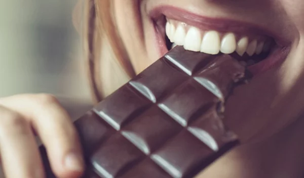 Η πιο αναπάντεχη φυσική θεραπεία για τον βήχα! (Spoiler: είναι η σοκολάτα)